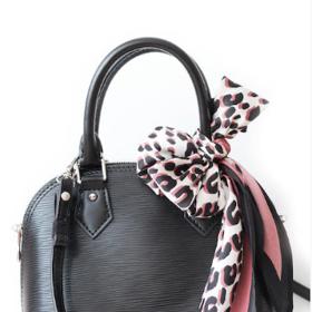 Šátek nemusíte nosit pouze na hlavě či na krku. Pokud chcete, tak jej klidně uvažte za ucho či popruhy kabelky. 