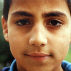 Film režiséra Zdeňka Tyce a scenáristky Terezy Boučkové Smradi je adopce, nazíraná prostřednictvím každodenního života jedné české rodiny. 