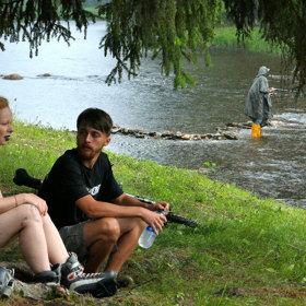 Pětice kamarádů z malého města v Pošumaví – Robert (O. Kaiser), Karlos (K. Hádek), Arny (J. Vyorálek), Dejv (M. Hádek) a Komár (P. Holubář) – má netradičního koníčka. 