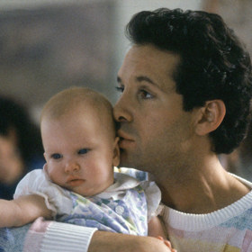 Protože je Jack zrovna mimo město, natáčí totiž v Turecku další levný film, musí se o dítě zatím postarat Peter a Michael, i když ani jeden z nich nemá s dětmi a péčí o miminka žádné zkušenosti.