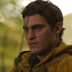 Každá žádost je však zamítnuta. Takhle to probíhá až do okamžiku, než chlapec Lucius Hunt vkročí kousek za zakázanou hranici lesa, kde jej tzv. "ti, o nichž se nemluví" zahlédnou a rozzlobí se.