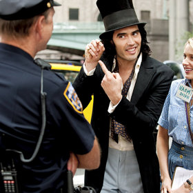 Doma píše a kreslí dětskou knížku, živí se ale jako průvodkyně New Yorkem. 