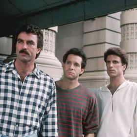 Komedie z roku 1987 o tom, jak se tři staří mládenci musí starat o novorozeně.