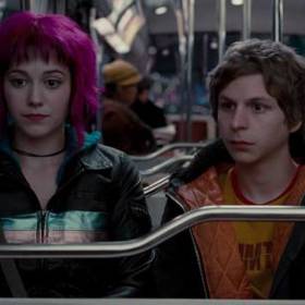 Jmenuje se Ramona (Mary Elizabeth Winstead), má nejmodřejší vlasy na světě a Scott se do ní na první pohled, nenapravitelně a bezhlavě zamiloval.