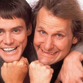 Lloyd Christmas pracuje jako šofér luxusní limuzíny, kterou se ve volných chvílích marně pokouší využít k okouzlování dívek.