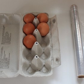 Základem pro ztracená vejce jsou čerstvá vajíčka, která zajistí, že se bílek správně ovine kolem žloutku. 