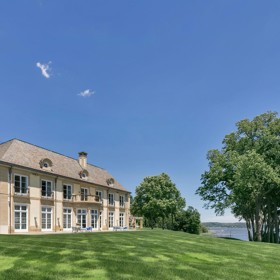 Zámek se nachází v blízkosti řeky Navesink a nabízí krásný výhled na Atlantský oceán.