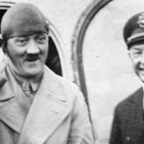 Nacistické monstrum Adolf Hitler velmi dbal na svůj mediální obraz. Snímky, na nichž mu to prý neslušelo, nechával nemilosrdně zničit včetně negativů. Dochovala se jen hrstka neschválených fotek - například tato z výstupu z letadla.