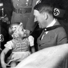 Tento snímek zakázal, protože prý na holčičku hledí příliš lascivně.