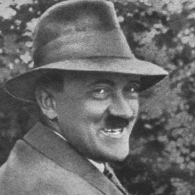 Fotografie vyšly ve třicátých letech v pamfletu Deutschland Erwache (Probuzené Německo, pozn. red), který nacistický vůdce přikázal dohledat a zničit. Nepodařilo se. Z této fotky prý Hitlera chytal běs.