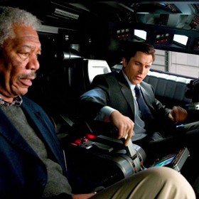 Přestože Bale odehrál většinu akčních scén, Batmobil řídit nemohl. 