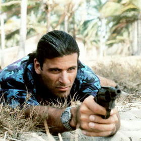 Stewart si zahrál bývalého policistu, který dokáže vyřešit vše od krádeží až po vraždy. 