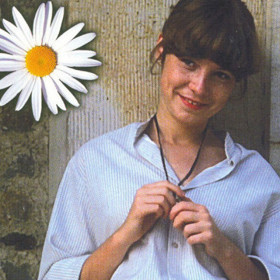 Všechno ale změní příjezd nového průvodce turistů, kterým je mladý student historie Petr. 