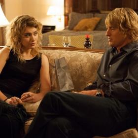 Jednoho dne si ji objedná divadelní režisér Arnold, který využívá služeb dívek na telefonu.