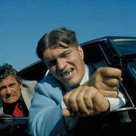 Než se ale dostal ke hraní, živil se jako vyhazovač, prodejce hřbitovních pozemků a učitel matematiky ve večerní škole.