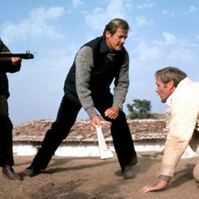 Bond nosí v této epizodě hodinky značky Seiko.