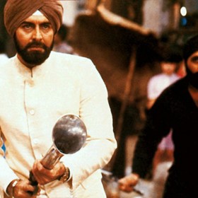 Trefa do černého. Bondovka Chobotnička a Kabir jako pravá ruka úhlavního Bondova nepřítele. V té době se na něj valila jedna nabídka za druhou.