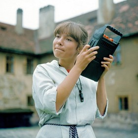 Dívce se Petr na první pohled zalíbí a zamiluje se. Ovšem pro Petra je to jenom malá bláznivá holka. 