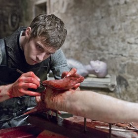 Tento, zdá se, zručný operatér, není nikdo jiný, než Victor Frankenstein.