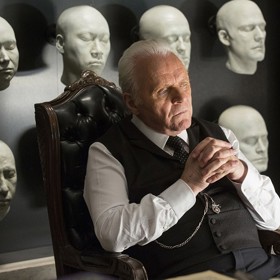 Westworld (2016): Anthony Hopkins bavil během natáčení své herecké kolegy hláškami z Mlčení jehňátek.