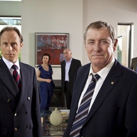 Fakt, který znají jen zapřisáhlí fanoušci: v úvodní znělce je použit nástroj zvaný theremin. Hraje, aniž by se ho hráč fyzicky dotýkal.