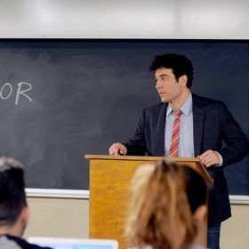 Aby se z něj stal cool strejda, koupil synovci akustickou a elektrickou kytaru.