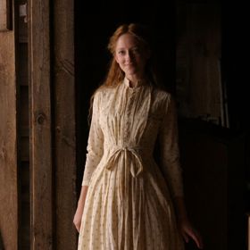 Vkročí do vesnice, pozabíjí všechnu zvěř a vchody do domů označí červenou barvou, jejich symbolem, jež je silně přitahuje. Ve vsi se rozšiřuje strach a nervozita. Mezitím se Lucius Hunt zasnoubí s Ivy Walkerovou, slepou dívkou. Po jejich zasnoubení se však Ivyin kamarád, mentálně postižený Noah, ze zuřivé žárlivosti pokusí Luciuse zabít.