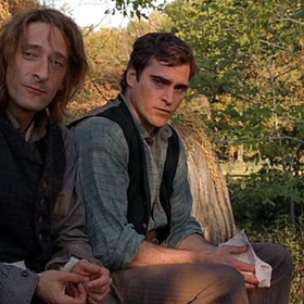 Vesničané nevstupují do jejich lesů a tvorové z lesa zas do vesnice. Kvůli tomu je však ves oddělena od města, jenž se nachází daleko za lesem. Lidé zde umírají, protože se sem nemohou dostat léky. Hodně mladých vesničanů žádá vedení vesnice o vstup do lesů.