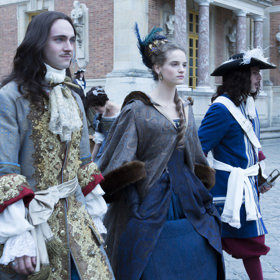 Všechny kostýmy ze seriálu Versailles měla na starosti Madeline Fontaine. Její práci jsme mohli vidět třeba i ve filmu Amélie z Montmartru.