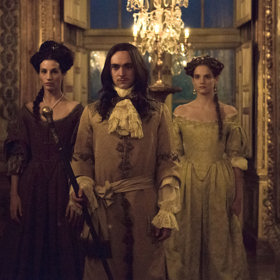 Jelikož ve Francii upadá obchod s tkaninami, musela návrhářka procestovat i zbytek Evropy, aby sehnala vše, co potřebovala.