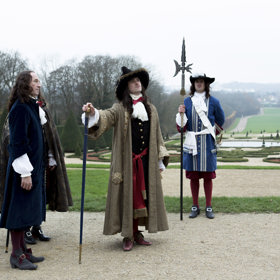 Bylo třeba i vyrobit prapory španělských vojsk. Kdyby se půjčily, stálo by to hodně peněz. V rámci autenticity bitevní vřavy měly být prapory od krve, prostřelené a propíchnuté.