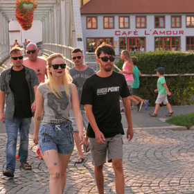 Černá komedie scenáristy Petra Pýchy a režiséra Vladimíra Michálka o morálně vychýlené současnosti, jakou dnes a denně žijeme. 