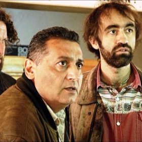 Hrají desetníkový mariáš, prožívají drobné životní radosti i ústrky, ať už je to Kájova nepříjemná manželka Jíťa, neochota ostatních hrát karty s Mrklasem nebo Tondovy starosti se zlodějíčkem Pepem. 