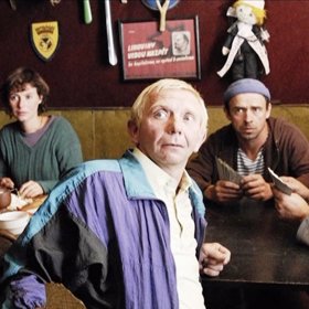 Ti si krátí dlouhé chvíle hraním mariáše.