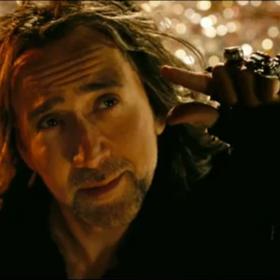 Je tak trochu podivín, má fantazii a geniální talent pro fyziku.