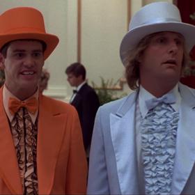 Netuší, že uvnitř je výkupné, které měla zaplatit únoscům. Ti záhy zazvoní u jeho bytu, ale Lloyd a Harry je považují za úředníky, vymáhající splátky na plyn, a utečou před nimi oknem i s kufříkem. Když se jim nepodaří sehnat práci, rozhodnou se vydat za Mary do Aspenu. Přestože jsou jim únosci v patách, Harry a Lloyd to ve své prostomyslnosti nepostřehnou a vůbec jim nedojde, že jim někdo usiluje o život.