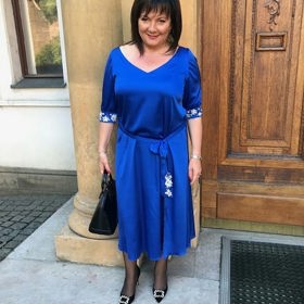 Takhle šla Alena Schillerová na Pražský hrad. Chválíme její volbu návrháře Jakuba Ponera. Modrá barva s jemným zdobením na rukávech a pásku se na tuto akci hodí. Nicméně boty, byť od Manolo Blahnika, v tomto případě působí velmi rušivě. K těmto šatům bychom zvolili spíše lodičky bez zbytečného zdobení. 