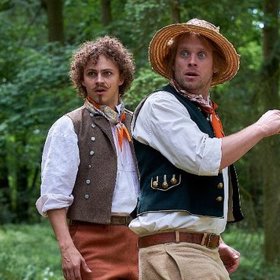 Pak jim bude odpuštěno, že při úklidu pekla způsobili, že jedna hříšná duše utekla zpět do světa. Na světě se Uhelákovi a Popelákovi hned zalíbí, ale jejich úkol, svádět lidi ke špatnostem, se jim od počátku nedaří.