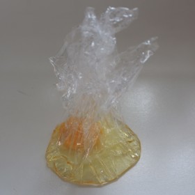 Vejce opatrně zabalte do fólie tak, aby vám vznikl měšec. 