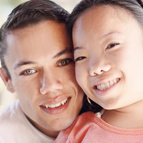 Zasnoubili se v restauraci a před svými přáteli.