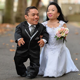 Díky svatbě se stali nejmenším manželským párem planety.