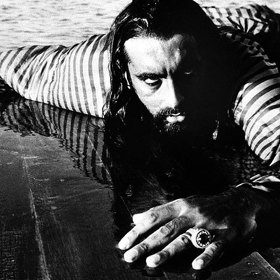 Trička s natištěným portrétem neohroženého piráta byla dostupná zejména na poutích a zvyšovala jejich majitelům sociální prestiž. 