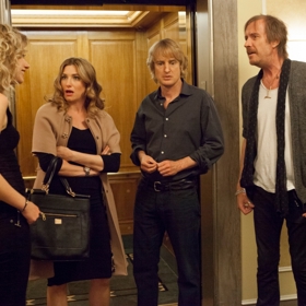 Prožije s nimi pěkný večer, včetně večeře, procházky a sexu, nabídne jim malý obchod. 