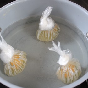 Vejce vložte do horké, mírně se vařící vody, kde je nechte cca 2 - 3 minuty. 