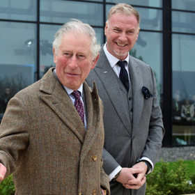 Panovnice lidem poděkovala za jejich přínos v boji s epidemií. Koneckonců ví, jaké to je mít člena rodiny, který se touto nemocí nakazil. Princ Charles se totiž nedávno z koronaviru vyléčil. 