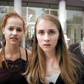 Na pozadí se ale odkrývají problémy mladé generace, konflikt mezi konformitou a naprostou svobodou, odpovědností a životem okamžiku, konflikt mezi školou, která je odcizená realitě, a studenty, kteří chtějí dělat skutečné věci.