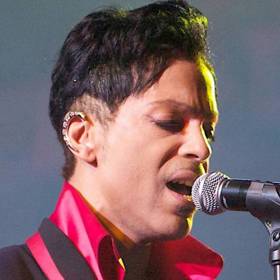 Prince Rogers Nelson byl americký zpěvák, multiinstrumentalista, textař, producent, podnikatel, sexsymbol a výrazná osobnost světové hudební scény.