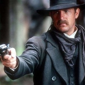 Cestou poznávají Divoký západ a jeho drsné zákony. Syn Wyatt studuje práva. Je to mladík, který se vyhýbá násilí.