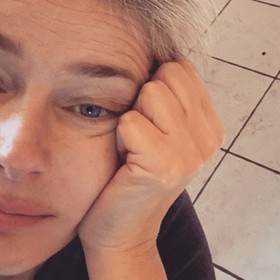 Během pandemie koronaviru tráví karanténu ve svém sídle, na newyorském venkově.