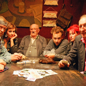  Bývalý disident Tonda, který vede hospodu se svým synem, pankáčem Jáchymem, a družkou Andulou, rybář Láďa s kamarádem Frantou, nesmělý Kája, Tondův otec Balun, Jáchymova přítelkyně Bára a bývalý kouzelník Mrklas, jehož přezdívka je zkomoleninou jeho uměleckého jména Mr. Class.